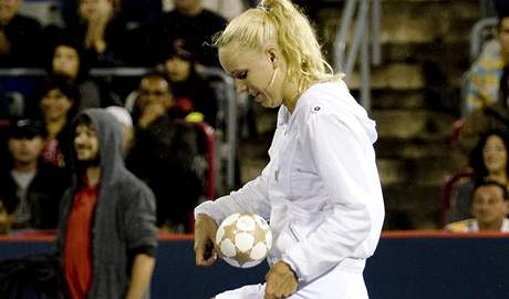 Caroline Wozniacká ukazuje své fotbalové dovednosti v dešťové pauze při semifinále turnaje v Montrealu Caroline Wozniacká ukazuje své fotbalové dovednosti v dešťové pauze při semifinále turnaje v Montrealu