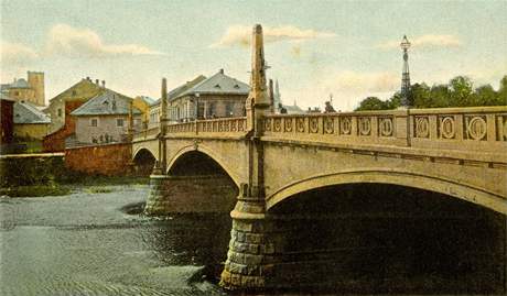Nová železobetonová podoba Tyršova mostu vznikla v roce 1903. Nová železobetonová podoba Tyršova mostu vznikla v roce 1903.