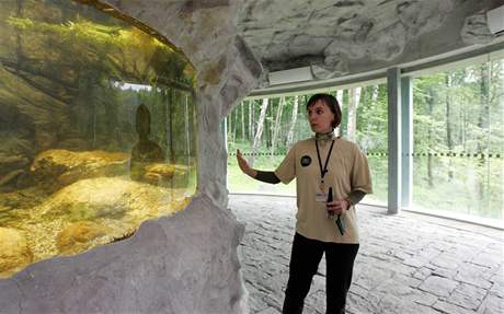 Mluvčí zoo Šárka Kalousková před jedním ze dvou velkých akvárií ve vyhlídce nové expozice ostravské zoo. Mluvčí zoo Šárka Kalousková před jedním ze dvou velkých akvárií ve vyhlídce nové expozice ostravské zoo.