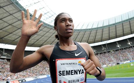 JSEM ZPÁTKY. Jihoafrická běžkyně Caster Semenyaová zdraví diváky na mítinku v Berlíně, kde vyhrála závod na 800 m. JSEM ZPÁTKY. Jihoafrická běžkyně Caster Semenyaová zdraví diváky na mítinku v Berlíně, kde vyhrála závod na 800 m.