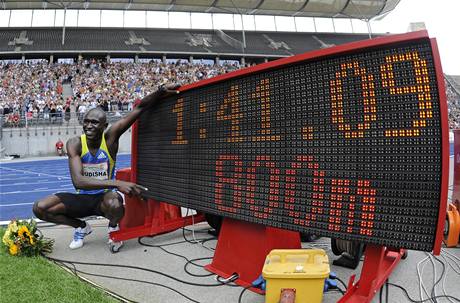 MĚNÍM HISTORII. Keňan David Rudisha nadšeně pózuje se světelnou tabulí, která ukazuje čas jeho světového rekordu na 800 m. MĚNÍM HISTORII. Keňan David Rudisha nadšeně pózuje se světelnou tabulí, která ukazuje čas jeho světového rekordu na 800 m.
