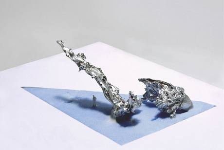 Základ návrhu proto představují dvě olověné plastiky vyrobené během tradičního lití olova na Nový rok Základ návrhu proto představují dvě olověné plastiky vyrobené během tradičního lití olova na Nový rok
