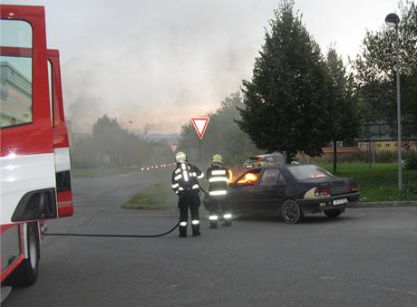Hasiči hasí hořící auto u čerpací stanice v Olomouci. Hasiči hasí hořící auto u čerpací stanice v Olomouci.