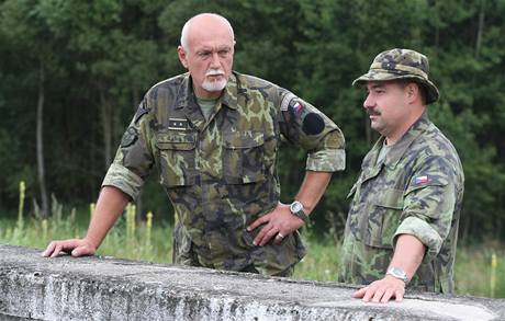 Velitel Velitelství společných sil Hynek Blaško (vlevo) sleduje překonávání vodní překážky na vodním cvičišti Barnov. Velitel Velitelství společných sil Hynek Blaško (vlevo) sleduje překonávání vodní překážky na vodním cvičišti Barnov.