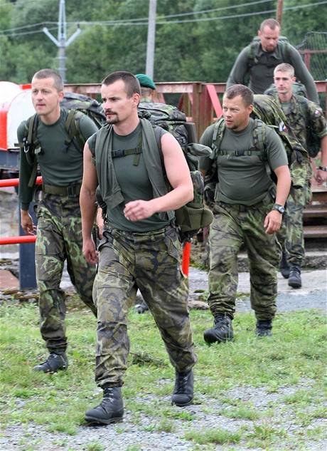 Skupina vojáků překonává překážku na vodním cvičišti Barnov. Skupina vojáků překonává překážku na vodním cvičišti Barnov.