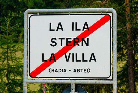 La ila, Stern, La villa – jedna z mnoha trojjazyčných cedulí, které jsou běžné v italské oblasti Alta-Badia. Pořadí jazyků bývá obvykle: italština, němčina, ladinština La ila, Stern, La villa – jedna z mnoha trojjazyčných cedulí, které jsou běžné v italské oblasti Alta-Badia. Pořadí jazyků bývá obvykle: italština, němčina, ladinština