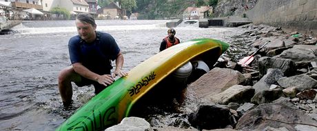 Po protipovodňové úpravě koryta řeky Vltavy v Českém Krumlově jez pod zámkem vynáší vodáky přímo na opěrnou zeď Po protipovodňové úpravě koryta řeky Vltavy v Českém Krumlově jez pod zámkem vynáší vodáky přímo na opěrnou zeď