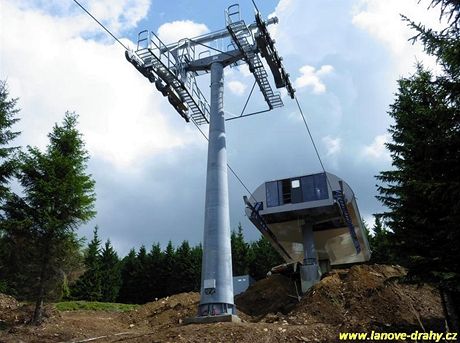 Jeseníky. V Koutech nad Desnou se dokončuje šestisedačka, jediná v Česku - horní stanice (10.8.2010) Jeseníky. V Koutech nad Desnou se dokončuje šestisedačka, jediná v Česku - horní stanice (10.8.2010)
