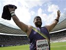 VYHRÁL JSEM! Americký koulař Reese Hoffa oslavuje vítězství na atletickém mítinku v Berlíně. VYHRÁL JSEM! Americký koulař Reese Hoffa oslavuje vítězství na atletickém mítinku v Berlíně.