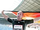 VYHRÁL DOMA. Německý diskař Robert Harting s vlajkou slaví vítězství na domácím mítinku v Berlíně. VYHRÁL DOMA. Německý diskař Robert Harting s vlajkou slaví vítězství na domácím mítinku v Berlíně.