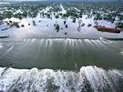 Voda z protrženého jezera Ponchartrain se valí na New Orleans. (30. srpna 2005) Voda z protrženého jezera Ponchartrain se valí na New Orleans. (30. srpna 2005)