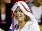 Tenistka Caroline Wozniacká se před deštěm chránila ručníkem. Tenistka Caroline Wozniacká se před deštěm chránila ručníkem.