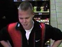 Policie hledá tyto mladíky, kteří na pumpě nakupovali před loupeží a mohli si tak pachatelů všimnout. Policie hledá tyto mladíky, kteří na pumpě nakupovali před loupeží a mohli si tak pachatelů všimnout.