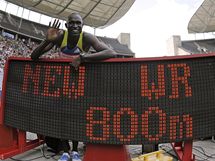 NOVÝ REKORDMAN. Keňský běžec David Rudisha oslavuje v cíli závodu na 800m vítězství i nový světový rekord. NOVÝ REKORDMAN. Keňský běžec David Rudisha oslavuje v cíli závodu na 800m vítězství i nový světový rekord.