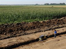 Stavba nového valu na místě, kde kdysi stával selský val, který rozorali komunisté. Stavba nového valu na místě, kde kdysi stával selský val, který rozorali komunisté.