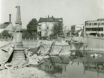 Tyršův most poté, co ho v roce 1945 vyhodila do vzduchu ustupující německá armáda. Tyršův most poté, co ho v roce 1945 vyhodila do vzduchu ustupující německá armáda.