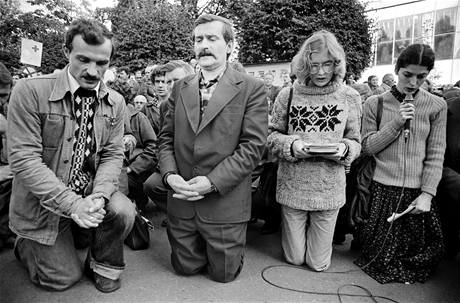 Lech Walesa (uprostřed) se modlí spolu s ostatními stávkujícími zaměstnanci v loděnicích v polském Gdaňsku. (28. srpna 1980) Lech Walesa (uprostřed) se modlí spolu s ostatními stávkujícími zaměstnanci v loděnicích v polském Gdaňsku. (28. srpna 1980)