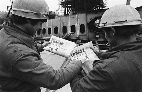Zaměstnanci loděnic v polském Štětíně si čtou týdeník Jednota, vydávaný stávkovým výborem. (24. srpna 1980) Zaměstnanci loděnic v polském Štětíně si čtou týdeník Jednota, vydávaný stávkovým výborem. (24. srpna 1980)