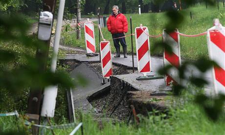 Muž pozoruje sesuv na ulici Podlesí v Karviné-Ráji. Poblíž stojí dva domy, jejichž obyvatele vyzvala městská policie, aby raději na čas odešli. Oni však odmítli. Muž pozoruje sesuv na ulici Podlesí v Karviné-Ráji. Poblíž stojí dva domy, jejichž obyvatele vyzvala městská policie, aby raději na čas odešli. Oni však odmítli.