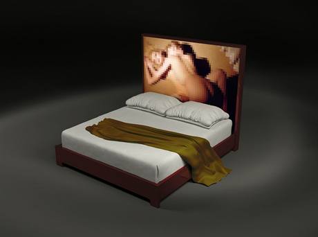 Luxusní manželská postel The Indecent Bed stojí v přepočtu milion a půl korun. Čelo postele si můžete nechat vyzdobit erotickou fotografií Luxusní manželská postel The Indecent Bed stojí v přepočtu milion a půl korun. Čelo postele si můžete nechat vyzdobit erotickou fotografií