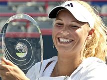 Caroline Wozniacká s trofejí za triumf na turnaji v Montrealu 2010 Caroline Wozniacká s trofejí za triumf na turnaji v Montrealu 2010