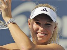 Caroline Wozniacká s trofejí za triumf na turnaji v New Hawenu 2010 Caroline Wozniacká s trofejí za triumf na turnaji v New Hawenu 2010