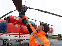 Dvourotorová helikoptéra Kamov Ka-32, s jejíž pomocí je vyměňována anténa na vysílači Praděd. Dvourotorová helikoptéra Kamov Ka-32, s jejíž pomocí je vyměňována anténa na vysílači Praděd.