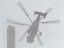 Dvourotorová helikoptéra Kamov Ka-32 odnáší díl staré antény z vysílači Praděd. Dvourotorová helikoptéra Kamov Ka-32 odnáší díl staré antény z vysílači Praděd.