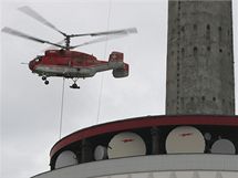 Dvourotorová helikoptéra Kamov Ka-32 odnáší díl staré antény z vysílači Praděd. Dvourotorová helikoptéra Kamov Ka-32 odnáší díl staré antény z vysílači Praděd.