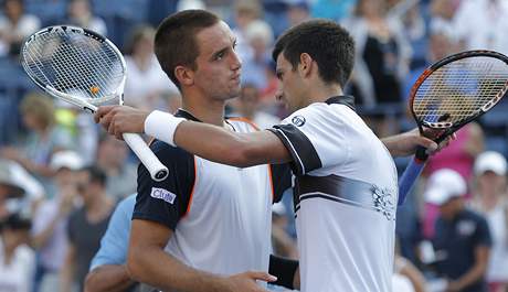 Srbský tenista Novak Djokovič (vpravo) se objímá s krajanem Viktorem Troickým po vzájemné bitvě v 1. kole US Open 2010 Srbský tenista Novak Djokovič (vpravo) se objímá s krajanem Viktorem Troickým po vzájemné bitvě v 1. kole US Open 2010