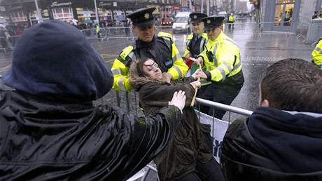 Protiváleční demonstranti se snažili prolomit zátarasy, které je dělily od Tonyho Blaira (4. září 2010) Protiváleční demonstranti se snažili prolomit zátarasy, které je dělily od Tonyho Blaira (4. září 2010)