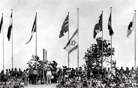 Izraelská vlajka stažená na půl žerdi na olympiádě v Mnichově poté, co bylo zabito 11 členů izraelské výpravy. (1972) Izraelská vlajka stažená na půl žerdi na olympiádě v Mnichově poté, co bylo zabito 11 členů izraelské výpravy. (1972)