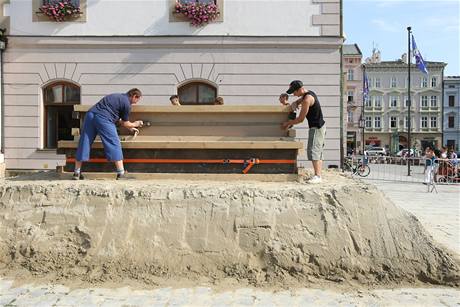 Než se mohli sochaři pustit do práce, pomocníci na Horním náměstí nejdříve čtyři dny zhutňovali do forem celkem 100 tun písku. Než se mohli sochaři pustit do práce, pomocníci na Horním náměstí nejdříve čtyři dny zhutňovali do forem celkem 100 tun písku.