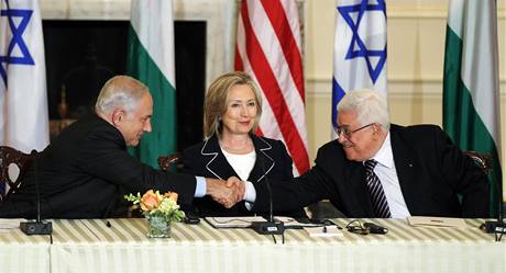 Hillary Clintonová je prostředníkem jednání mezi izraelským premiérem Benjaminem Netanjahuem (vlevo) a předsedou palestinské samosprávy Mahmúdem Abbásem (2. září 2010) Hillary Clintonová je prostředníkem jednání mezi izraelským premiérem Benjaminem Netanjahuem (vlevo) a předsedou palestinské samosprávy Mahmúdem Abbásem (2. září 2010)