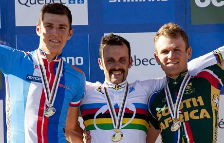 TŘI NEJLEPŠÍ. Jaroslav Kulhavý (vlevo) se stříbrem z MS. Uprostřed zlatý José Hermida ze Španělska, vpravo bronzový Jihoafričan Burry Stander TŘI NEJLEPŠÍ. Jaroslav Kulhavý (vlevo) se stříbrem z MS. Uprostřed zlatý José Hermida ze Španělska, vpravo bronzový Jihoafričan Burry Stander