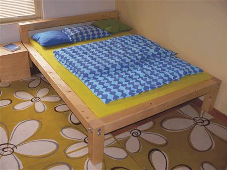 Postel je vyrobená z hranolů o průřezu 10 × 10 cm. Ty jsou spojené šrouby. Díky tomu je postel široká 140 cm velmi bytelná Postel je vyrobená z hranolů o průřezu 10 × 10 cm. Ty jsou spojené šrouby. Díky tomu je postel široká 140 cm velmi bytelná