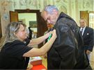 Jednou za dva roky se v psychiatrické léčebně Červený Dvůr na Českokrumlovsku scházejí bývalí klienti, kteří se tu léčili ze závislostí. Každý z účastníků srazu dostává mašličku, barva určuje, jak dlouho už abstinuje. Jednou za dva roky se v psychiatrické léčebně Červený Dvůr na Českokrumlovsku scházejí bývalí klienti, kteří se tu léčili ze závislostí. Každý z účastníků srazu dostává mašličku, barva určuje, jak dlouho už abstinuje.