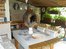 Stůj je prostřený od jara do podzimu, v rohu za stolem je k dispozici udírna, vpravo od stolu krb na grilování masa a dalších dobrot Stůj je prostřený od jara do podzimu, v rohu za stolem je k dispozici udírna, vpravo od stolu krb na grilování masa a dalších dobrot