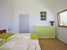 Prostor v podkroví má proměnlivou výšku od 2,10 do 4,5 m. Pokoje jsou vybaveny jednoduchým nábytkem z lakovaných a laminovaných MDF desek. Stěny majitelé oživili dekorativními samolepkami. Prostor v podkroví má proměnlivou výšku od 2,10 do 4,5 m. Pokoje jsou vybaveny jednoduchým nábytkem z lakovaných a laminovaných MDF desek. Stěny majitelé oživili dekorativními samolepkami.