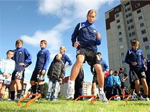 Hráči olomoucké Sigmy na tréninku mezi paneláky, do nějž se zapojily i děti, které se na něj přišly podívat. V popředí Michal Hubník, nyní nejlepší střelec první ligy. Hráči olomoucké Sigmy na tréninku mezi paneláky, do nějž se zapojily i děti, které se na něj přišly podívat. V popředí Michal Hubník, nyní nejlepší střelec první ligy.