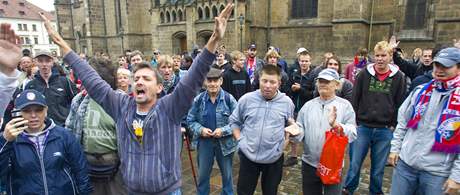 Plzeňští fotbaloví fanoušci přišli demonstrovat před radnici za urychlení přestavby zdejšího fotbalového stadionu (15.9.2010) Plzeňští fotbaloví fanoušci přišli demonstrovat před radnici za urychlení přestavby zdejšího fotbalového stadionu (15.9.2010)