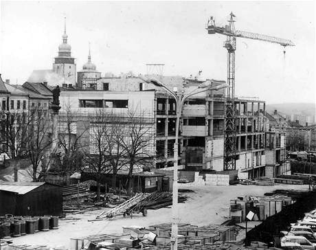 Budova obchodního domu Prior se v Jihlavě stavěla na začátku 80. let. Zkolaudována byla v roce 1983. Budova obchodního domu Prior se v Jihlavě stavěla na začátku 80. let. Zkolaudována byla v roce 1983.