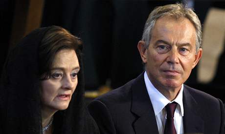 Mše, kterou ve Westminsterské katedrále celebroval papež Benedikt XVI., se zúčastnil i někdejší britský premiér Tony Blair s manželkou (18. září 2010) Mše, kterou ve Westminsterské katedrále celebroval papež Benedikt XVI., se zúčastnil i někdejší britský premiér Tony Blair s manželkou (18. září 2010)