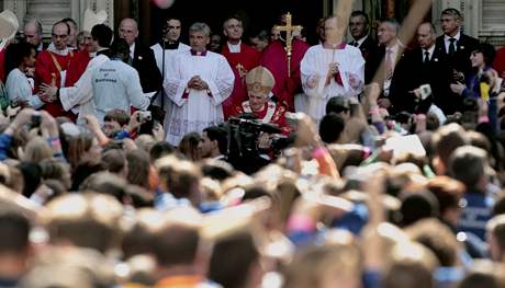 Před Westminsterskou katedrálou v Londýně se shromáždily davy lidí. Přijel papež benedikt XVI. (18. září 2010) Před Westminsterskou katedrálou v Londýně se shromáždily davy lidí. Přijel papež benedikt XVI. (18. září 2010)