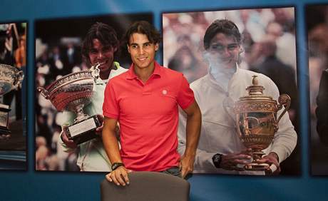 Rafael Nadal po příletu do Španělska po vítězném US Open pózuje před fotografiemi svých grandslamových úspěchů Rafael Nadal po příletu do Španělska po vítězném US Open pózuje před fotografiemi svých grandslamových úspěchů