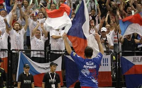 Radek Stěpánek se raduje s českými fanoušky po zisku prvního bodu v semifinále Davisova poháru v Srbsku Radek Stěpánek se raduje s českými fanoušky po zisku prvního bodu v semifinále Davisova poháru v Srbsku