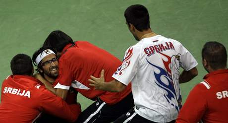 Srbové se radují, Janko Tipsarevič (druhý zleva) porazil Radka Štěpánka a zařídil své zemi postup do finále Davis Cupu Srbové se radují, Janko Tipsarevič (druhý zleva) porazil Radka Štěpánka a zařídil své zemi postup do finále Davis Cupu
