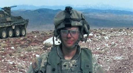 Adam Winfield, jeden z obviněných vojáků na snímku z Afghánistánu. On i jeho rodina obvinění odmítá. Adam Winfield, jeden z obviněných vojáků na snímku z Afghánistánu. On i jeho rodina obvinění odmítá.