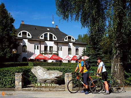 Lesní hotel Peršlák a Kámen republiky. Nápisy, které do něj vojáci vryli, odráží pohnutou minulost země Lesní hotel Peršlák a Kámen republiky. Nápisy, které do něj vojáci vryli, odráží pohnutou minulost země