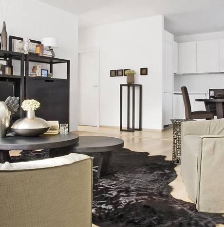 Zvířecí kožešina na podlaze nahradila klasický kusový koberec a stylově přispěla k doladění atmosféry bytu Zvířecí kožešina na podlaze nahradila klasický kusový koberec a stylově přispěla k doladění atmosféry bytu